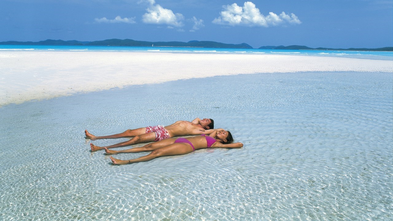 Дикий пляж отдыхающих. Уайтхейвен Бич Австралия. Чистый пляж. Мальдивы Дикие пляжи.