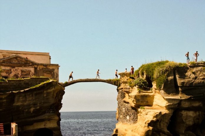 Gaiola bridge visitors