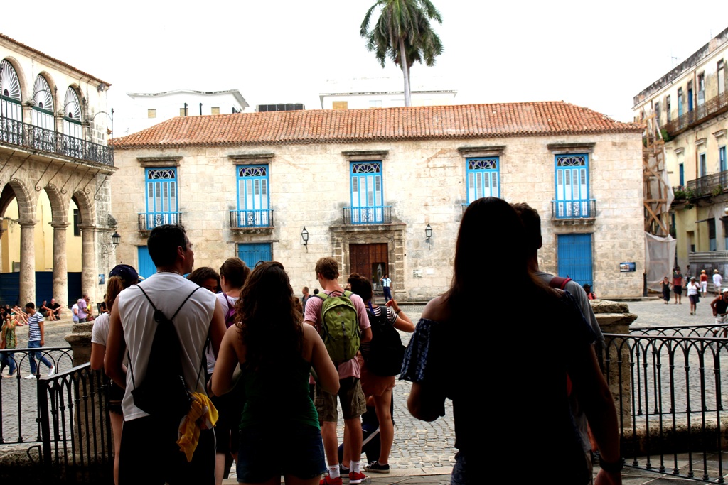 Cuba tourists plaza de la catedral